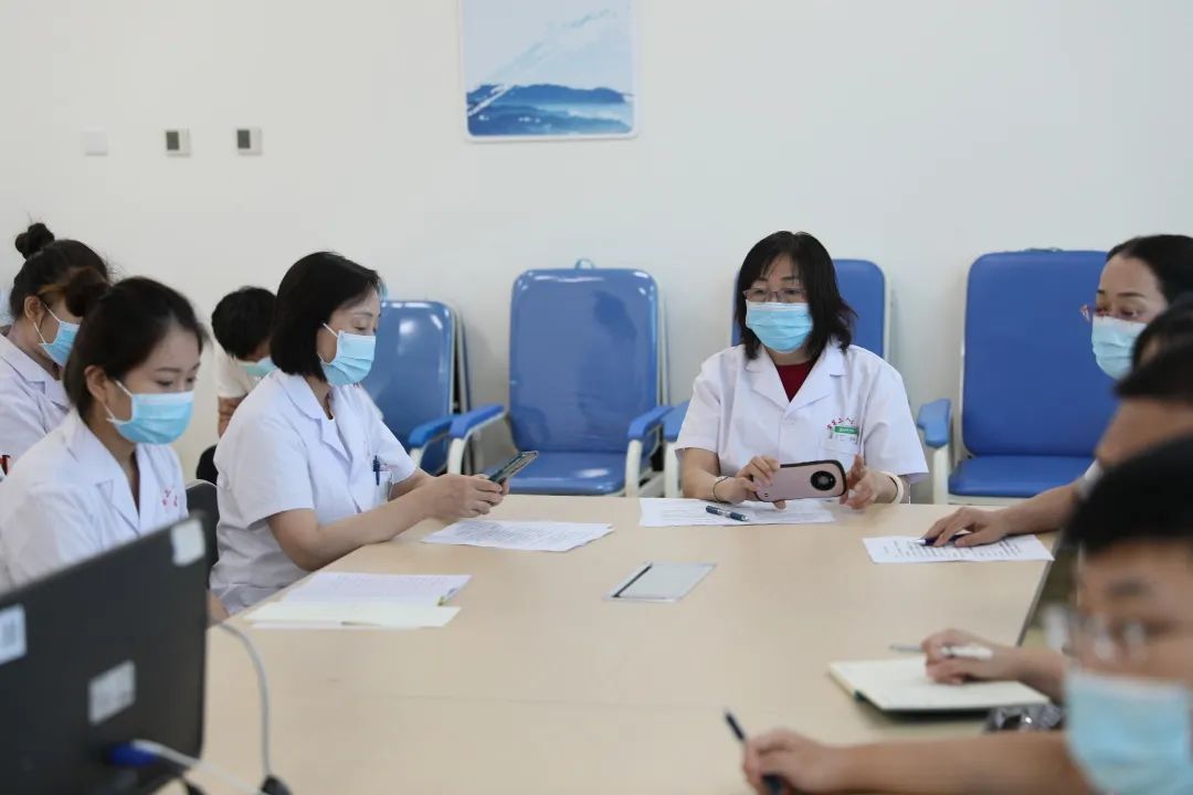 全省首家！中國醫(yī)科大學附屬第一醫(yī)院專家來“查房”，家門口享國內(nèi)優(yōu)質(zhì)醫(yī)療資源！(圖2)