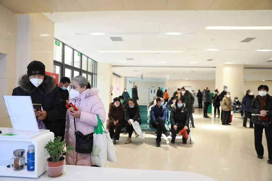患者如潮，就診場面火爆！市二院著名專家診區(qū)百余位專家陸續(xù)來院出診(圖1)