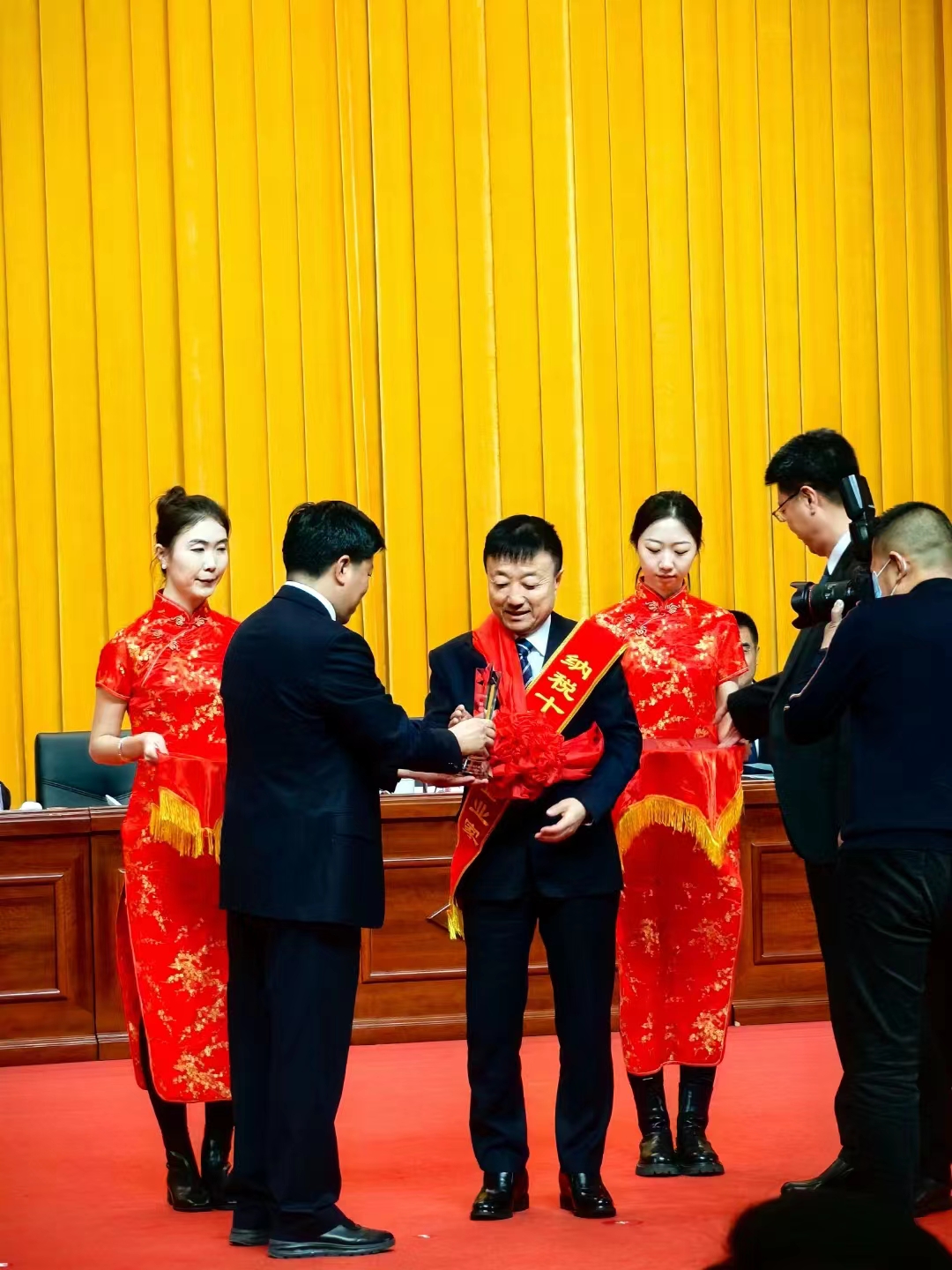 《全市民營經(jīng)濟大會》暨2023年度民營企業(yè)納稅十強表彰大會在葫蘆島市文化宮隆重召開，董事長趙立君先生代表集團上臺領獎(圖3)
