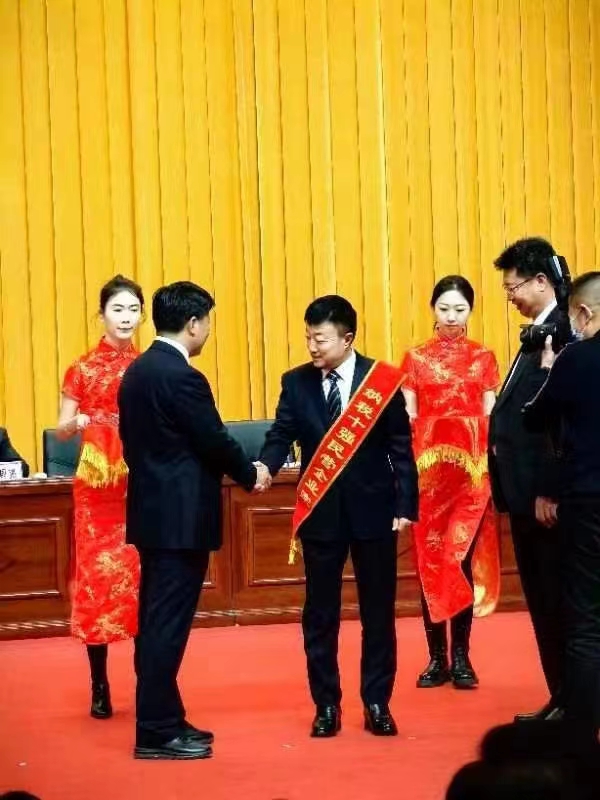 《全市民營經(jīng)濟大會》暨2023年度民營企業(yè)納稅十強表彰大會在葫蘆島市文化宮隆重召開，董事長趙立君先生代表集團上臺領獎(圖2)