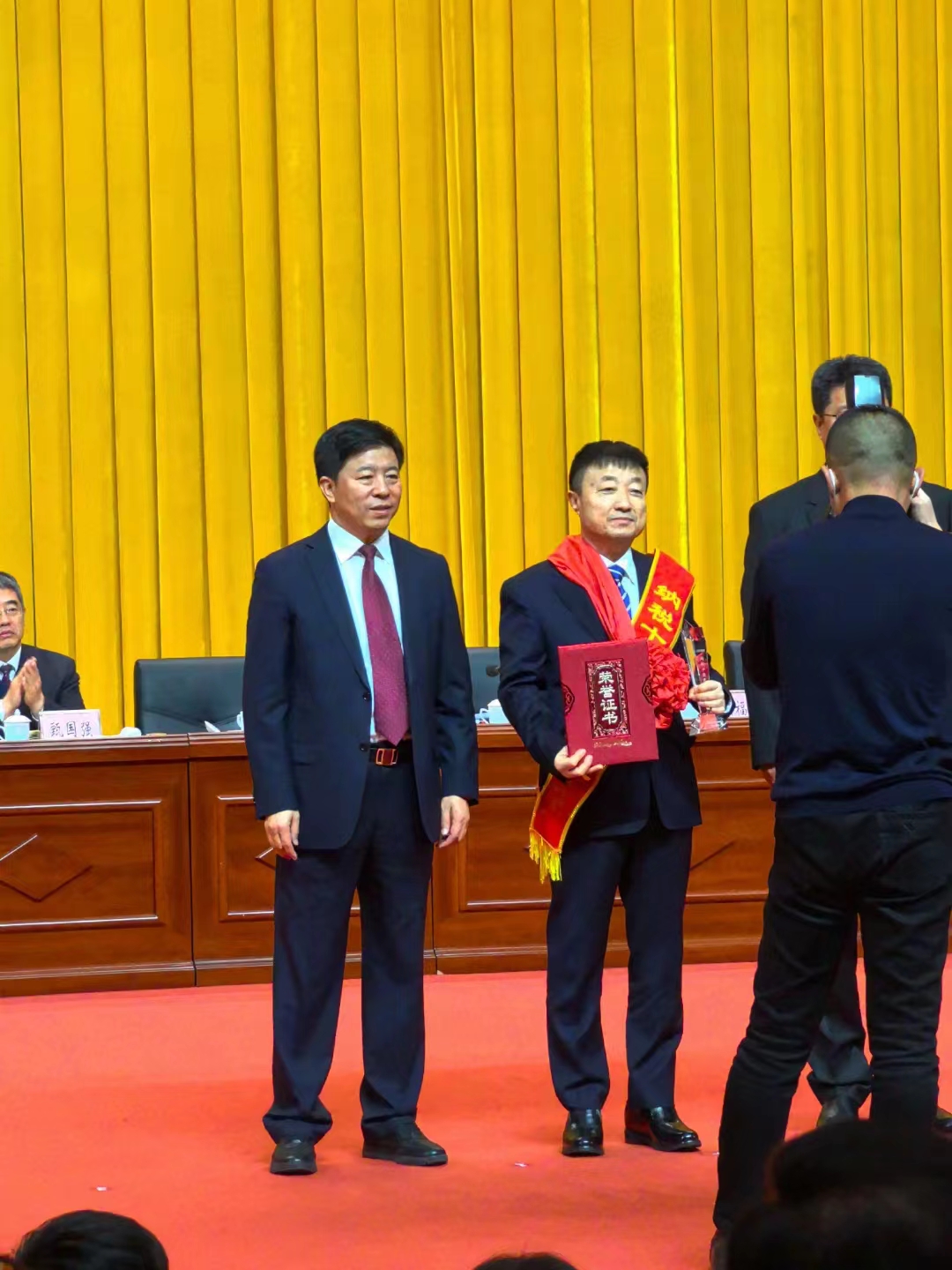《全市民營經(jīng)濟大會》暨2023年度民營企業(yè)納稅十強表彰大會在葫蘆島市文化宮隆重召開，董事長趙立君先生代表集團上臺領獎(圖4)